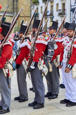 Askerler oluşumu San Sebastian Tamborrada sırasında stand. Bask Ülkesi.