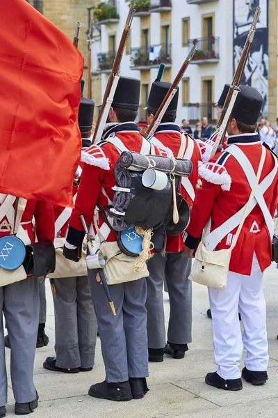 Soldados estão em formação durante a Tamborrada de San Sebastian. País Basco . — Fotografia de Stock