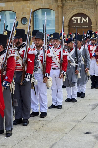 Soldaten stehen in Formation während der Tamborrada von San Sebastian. Baskenland. — Stockfoto