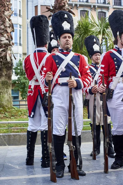 Soldados estão em formação durante a Tamborrada de San Sebastian. País Basco . — Fotografia de Stock