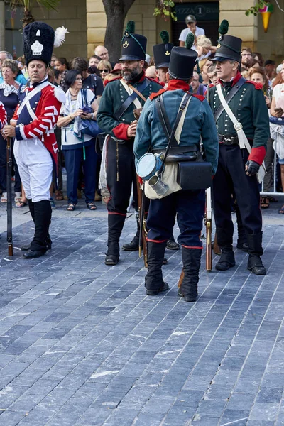 在圣塞巴斯蒂安 Tamborrada 期间, 士兵们站成一组。巴斯克国家. — 图库照片