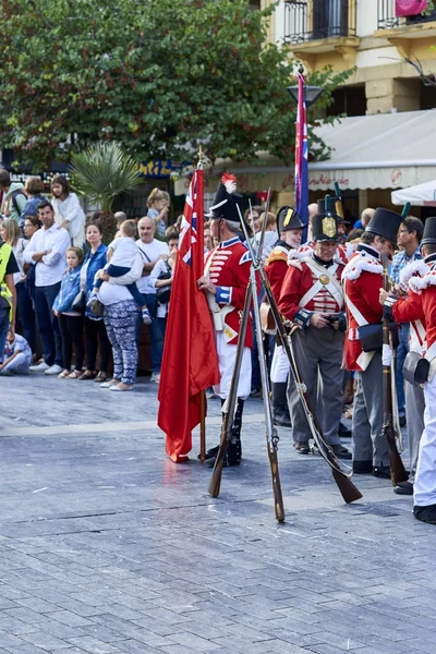 Στρατιώτες στέκονται σε σχηματισμό κατά τη διάρκεια της Tamborrada του Σαν Σεμπαστιάν. Χώρα των Βάσκων. — Φωτογραφία Αρχείου