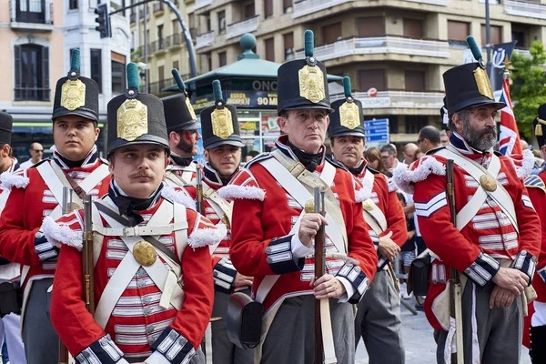 Soldaten staan in formatie tijdens Tamborrada van San Sebastian. Baskenland. — Stockfoto