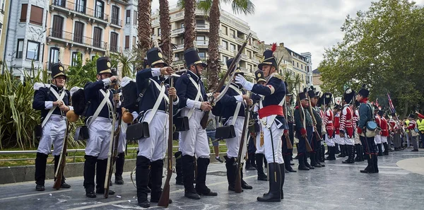 Στρατιώτες στέκονται σε σχηματισμό κατά τη διάρκεια της Tamborrada του Σαν Σεμπαστιάν. Χώρα των Βάσκων. — Φωτογραφία Αρχείου