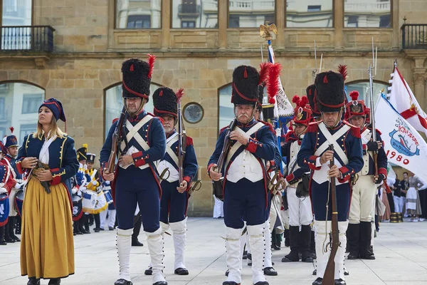 Στρατιώτες στέκονται σε σχηματισμό κατά τη διάρκεια της Tamborrada του Σαν Σεμπαστιάν. Χώρα των Βάσκων. Εικόνα Αρχείου