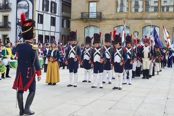 Askerler oluşumu San Sebastian Tamborrada sırasında stand. Bask Ülkesi. — Stok fotoğraf