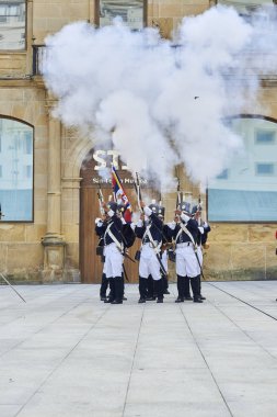 San Sebastian Tamborrada sırasında ateş askerler. Bask Ülkesi.