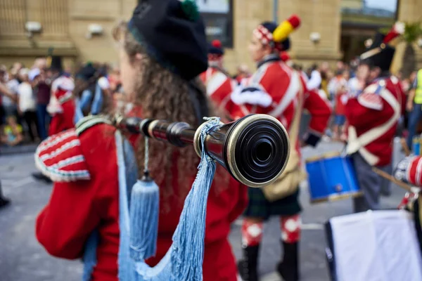 Soldaten doedelzak spelen in Tamborrada van San Sebastian. Baskenland, Spanje. — Stockfoto