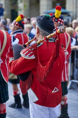 Gayda Tamborrada San Sebastian içinde oynayan askerler. Bask ülke, İspanya.