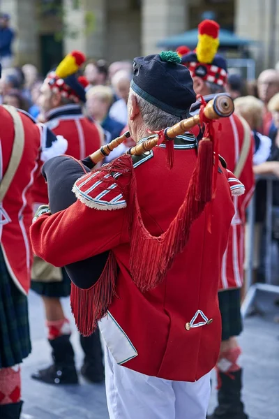 군인 Tamborrada의 산 세바스티안에서 백 파이프를 연주입니다. 바스크어 국가, 스페인. — 스톡 사진