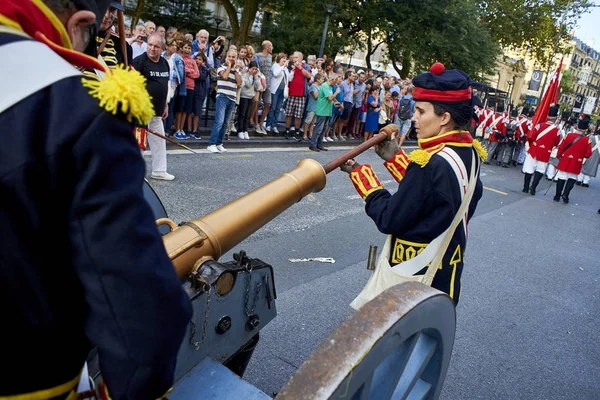 Soldados estão em formação durante a Tamborrada de San Sebastian. País Basco . — Fotografia de Stock