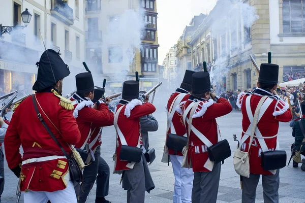 Soldados disparando durante la Tamborrada de San Sebastián. País Vasco . — Foto de Stock