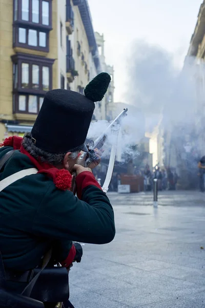 Soldados disparando durante la Tamborrada de San Sebastián. País Vasco . — Foto de Stock