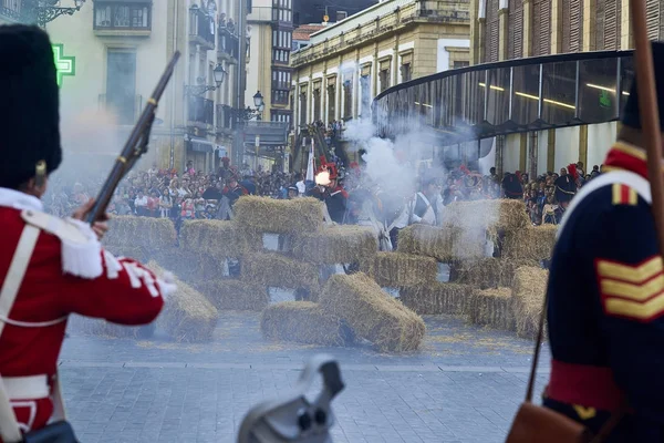 Soldados disparando durante a Tamborrada de San Sebastian. País Basco . — Fotografia de Stock