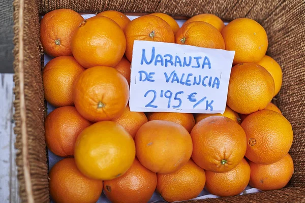 Τα πορτοκάλια σε ένα ψάθινο καλάθι. — Φωτογραφία Αρχείου