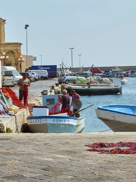 Fishermans i den fiske hamnen i Gallipoli. Apulien, Italien. — Stockfoto