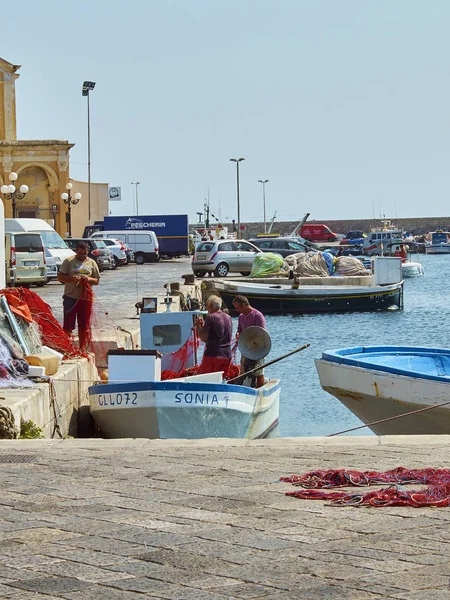 Pescadores no porto de pesca de Gallipoli. Puglia, Itália . — Fotografia de Stock