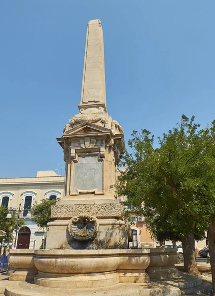 Monumento conmemorativo de guerra, Monumento ai Caduti en Gallipoli, Puglia, Italia . — Foto de Stock