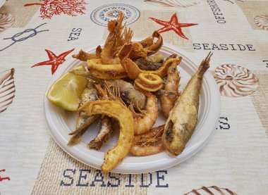 Fritto di paranza, bir tabak çeşitli küçük kızarmış balık.