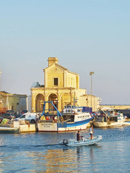 Balıkçı limanı, Gelibolu ve Madonna del Canneto kilise ile. — Stok fotoğraf