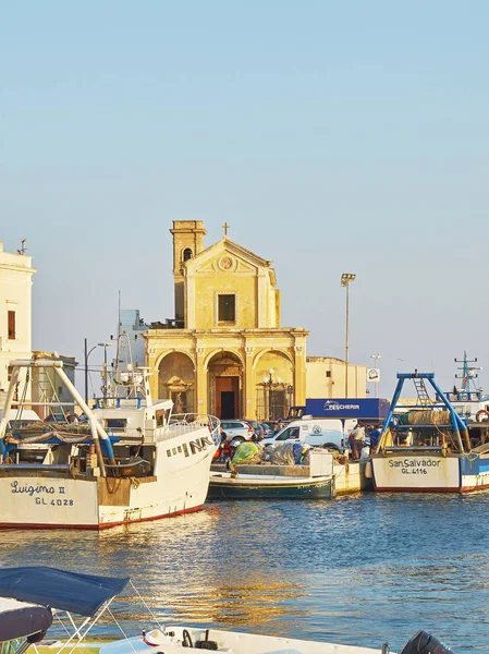 Porto peschereccio di Gallipoli e con chiesa Madonna del Canneto . — Foto Stock