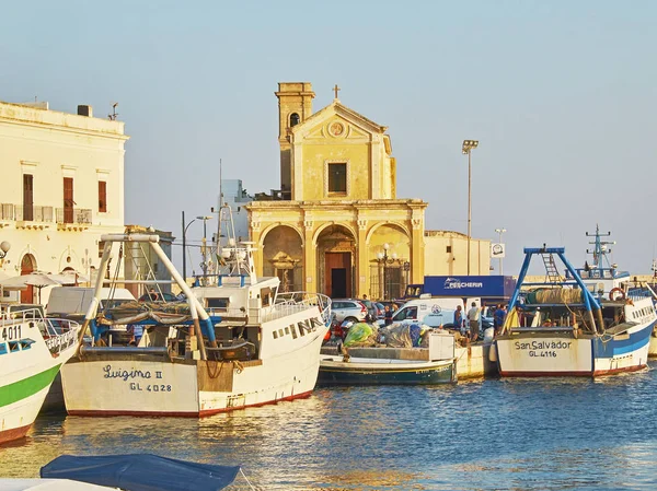 Porto peschereccio di Gallipoli e con chiesa Madonna del Canneto . — Foto Stock