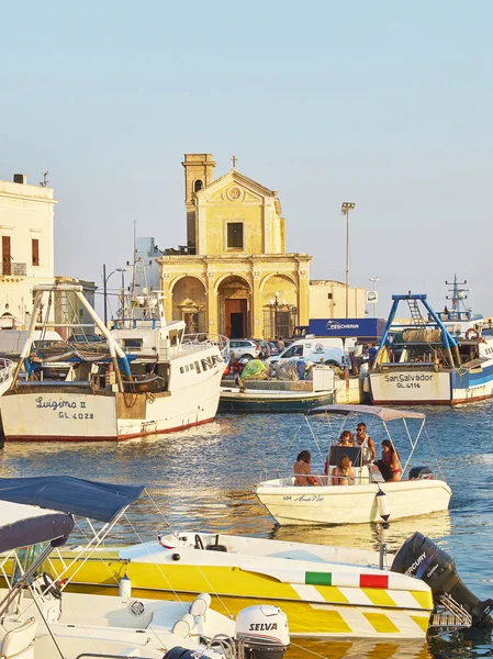 Puerto pesquero de Gallipoli y con iglesia Madonna del Canneto . —  Fotos de Stock