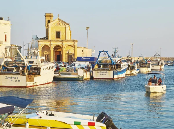 Vissershaven van Gallipoli en met Madonna del Canneto kerk. — Stockfoto