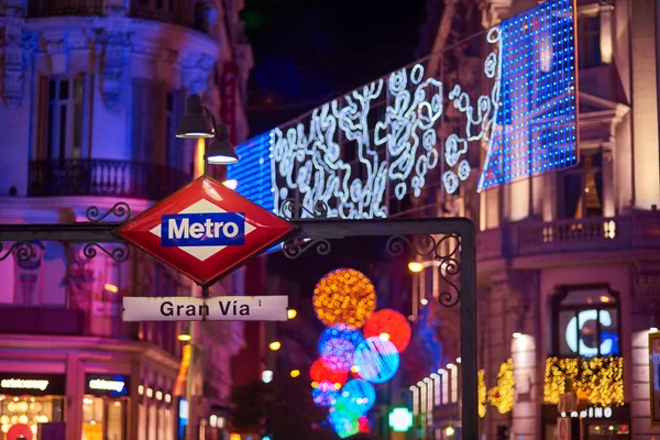 Gran Via estación de metro signboad por la noche. Madrid, España . — Foto de Stock