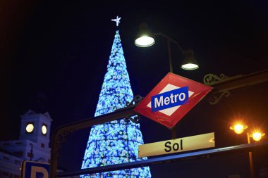 Noel ışıkları tarafından aydınlatılmış Madrid Puerta del Sol Meydanı.