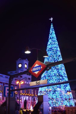 Noel ışıkları tarafından aydınlatılmış Madrid Puerta del Sol Meydanı.