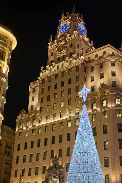 Edificio Telefónica de Madrid con un árbol de Navidad en primer plano — Foto de Stock