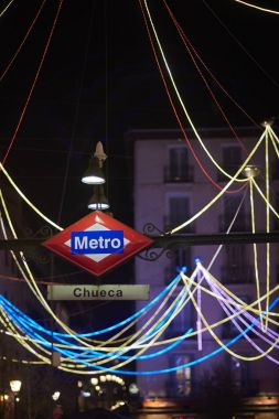 Chueca metro istasyonu signboad gece. Madrid, İspanya.