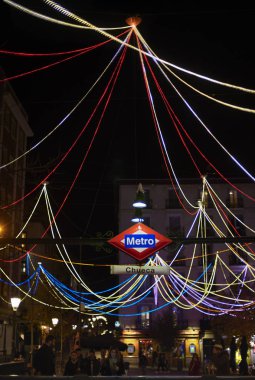 Chueca metro istasyonu signboad gece. Madrid, İspanya.