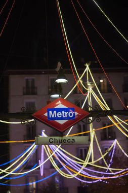 Chueca metro istasyonu signboad gece. Madrid, İspanya.