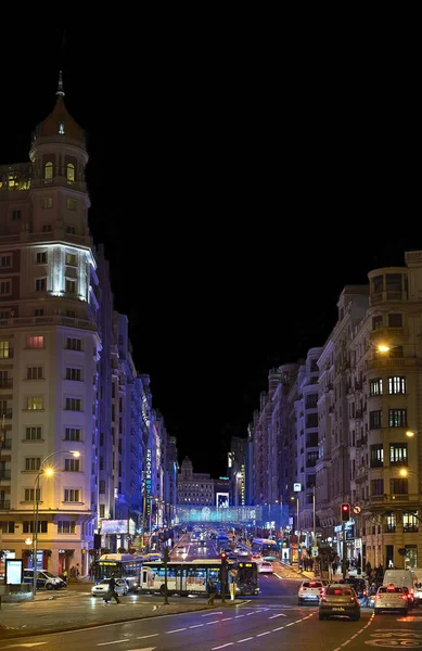 Gran Via straat verlicht door Kerstverlichting bij valavond. Madrid, Spanje. — Stockfoto