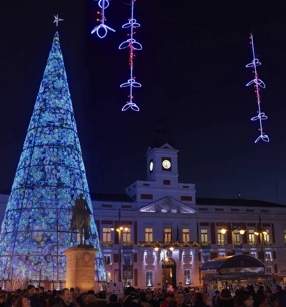 Plaza Puerta del Sol de Madrid iluminada por luces navideñas . — Foto de Stock