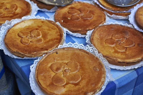 Homemade typical Basque cake, also called Gateau Basque, on a ma — Stock Photo, Image