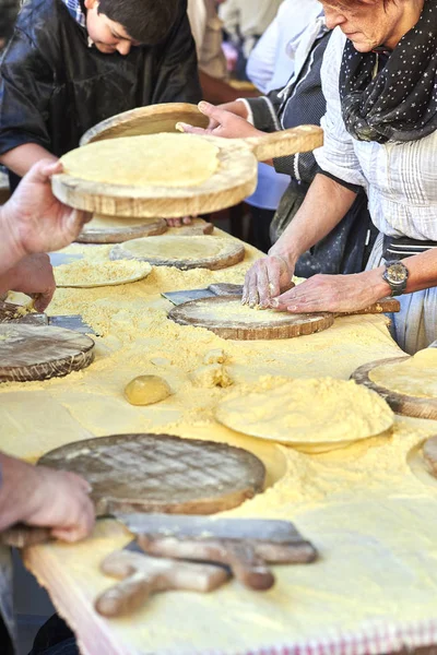 Agricultores haciendo talos en la feria de Santo Tomás. San Sebastián . —  Fotos de Stock