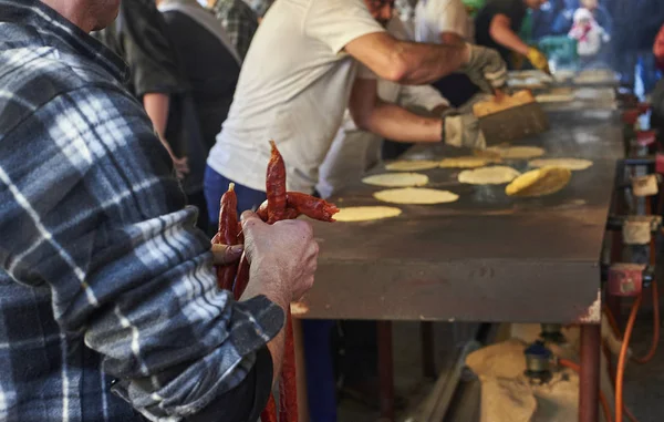 Farmers making talos in fair of Santo Tomas. San Sebastian. — Stock Photo, Image