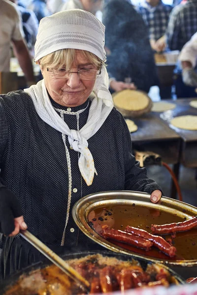 Jordbrukarna att göra talos i mässan av Santo Tomas. San Sebastian. — Stockfoto