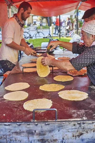 Farmers making talos in fair of Santo Tomas. San Sebastian. — Stock Photo, Image