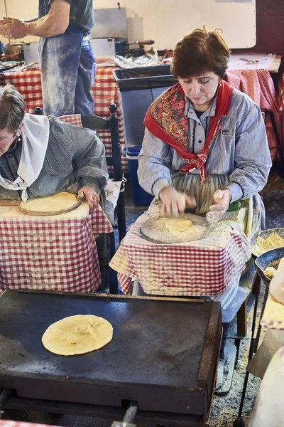 Farmers making talos in fair of Santo Tomas. San Sebastian. — Stock Photo, Image