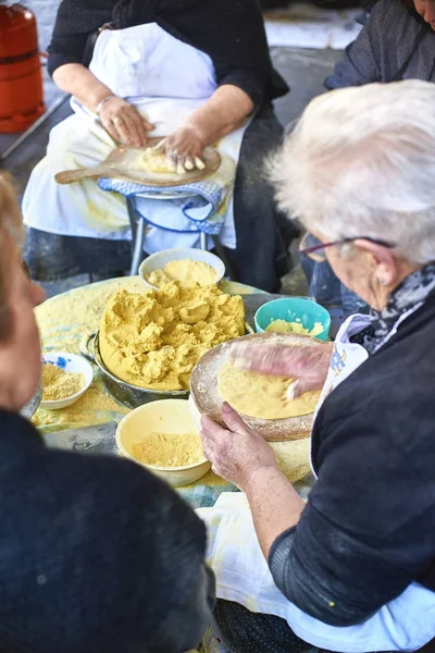 Farmers making talos in fair of Santo Tomas. San Sebastian. — Stock Photo, Image