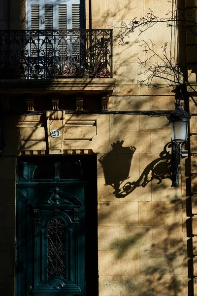 Antica porta in legno in una strada europea al tramonto . — Foto Stock