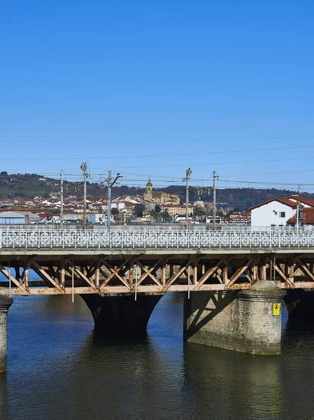 Bro över floden Bidasoa gränsen mellan Spanien och Frankrike. — Stockfoto