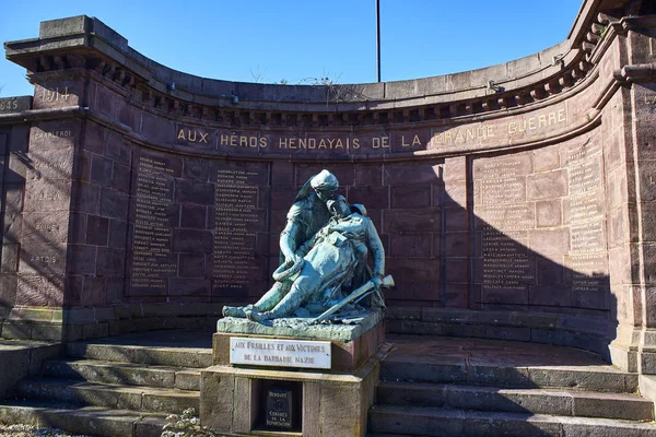 Memorial monument gewijd aan die stierf in de oorlogen van de groten. — Stockfoto
