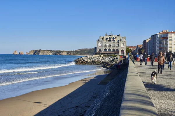 Boulevard de la Mer and Les Deux Jumeaux beach. Hendaye. — Stockfoto