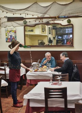 Txakoli içinde bir geleneksel Restoran, San Seba hizmet garson