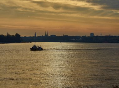 Gün batımında Bordeaux manzarası ile Garonne Nehri. Aquitaine. Fransa.
